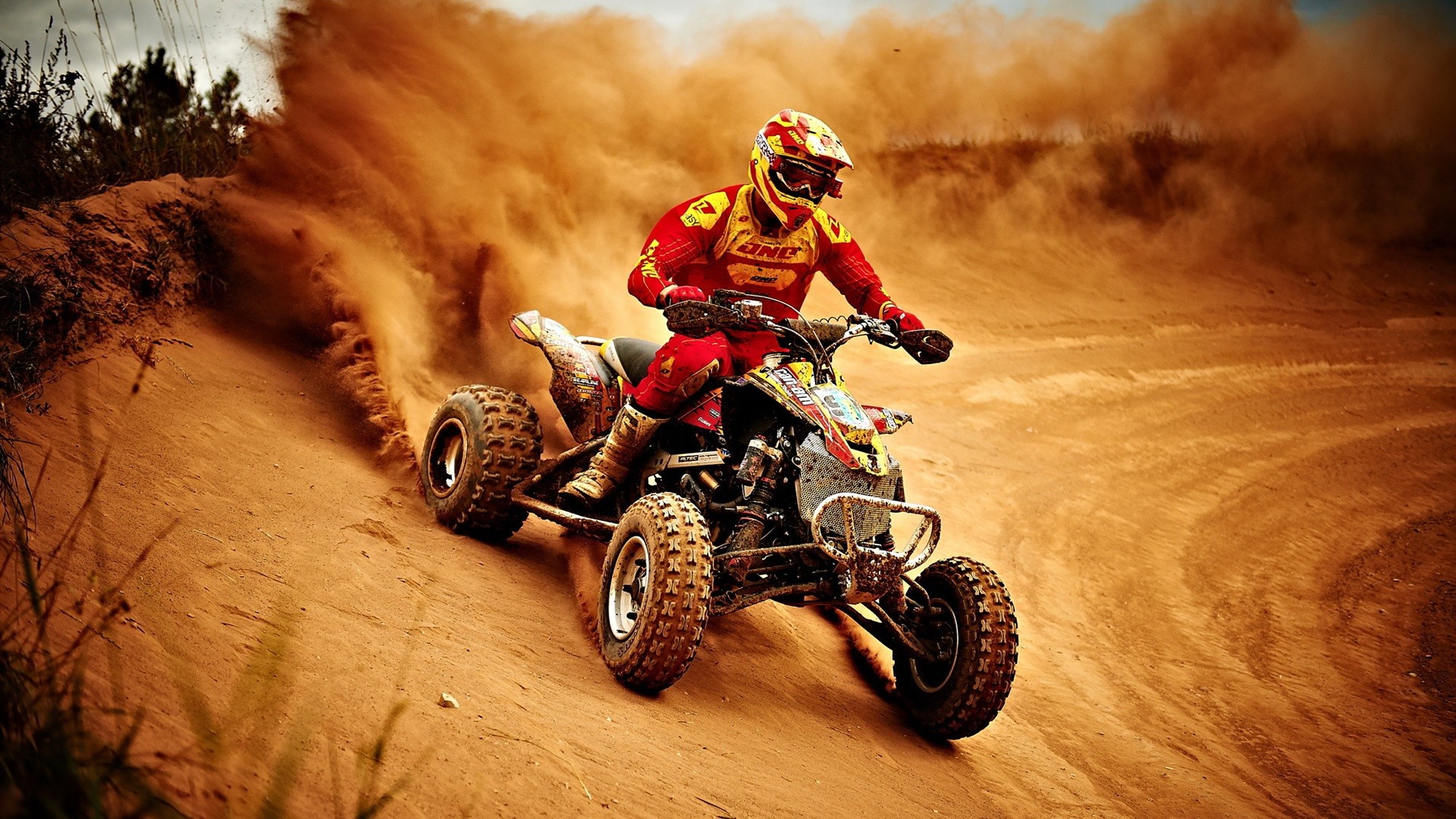 quads carreras coche prisa competencia bicicleta ruedas sistema de transporte acción casco sentado hombre motocross rápido motorista polvo