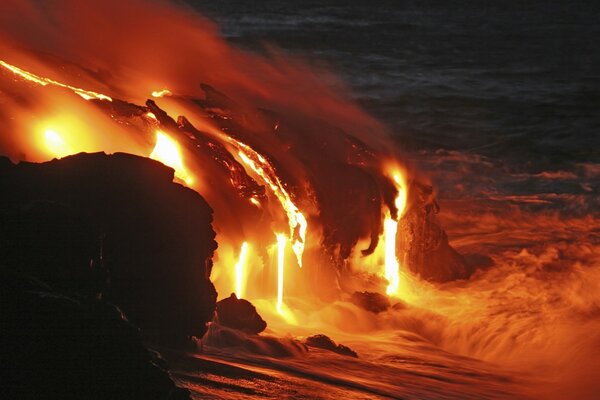 La lave du volcan se déverse directement dans l océan