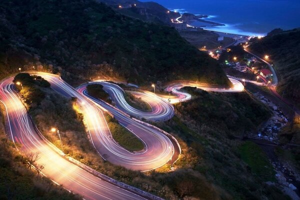 Strada tortuosa di notte in montagna