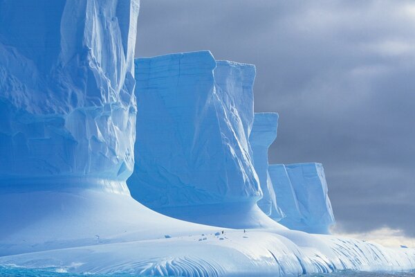 Natureza gelada e neve contra um céu cinzento