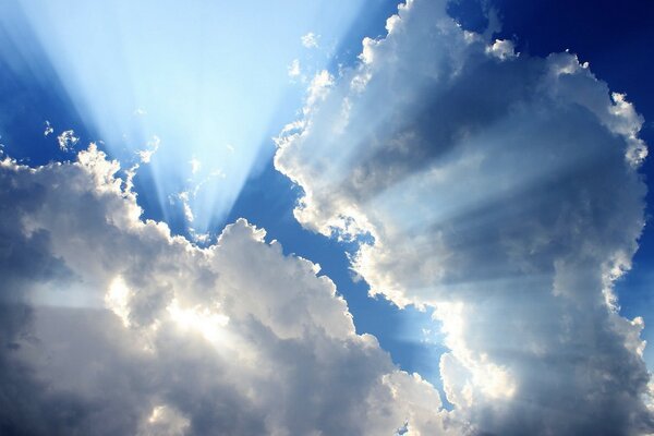 Üppige Wolken am blauen Himmel