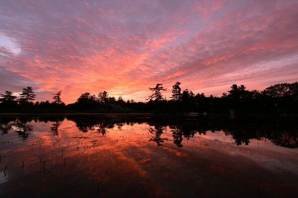 Puesta de sol reflejada en el lago