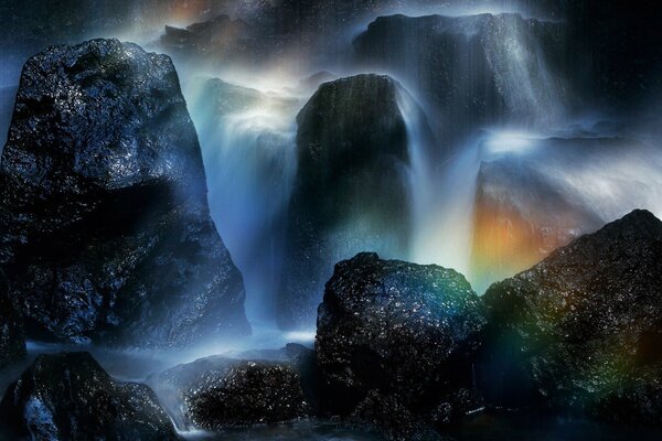 Abend Wasserfall mit einem schönen Regenbogen