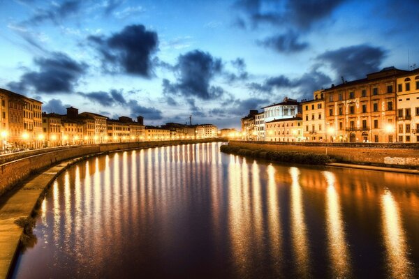 Canade de São Petersburgo à noite nas luzes