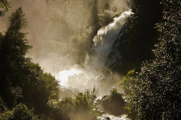 Paisagem da natureza. Nevoeiro sobre uma cachoeira