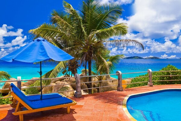 Terraço chique com piscina e vista para o mar