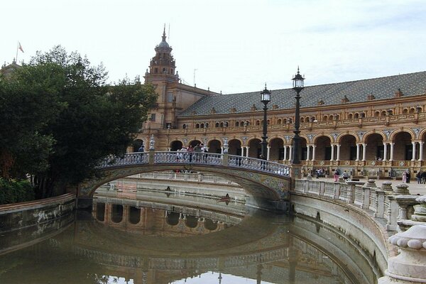 Brücke über Wasser in der Stadt