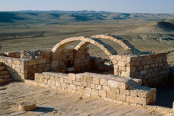 Edificios antiguos en la arena