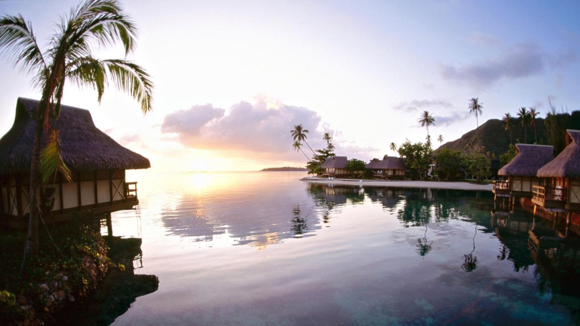 coucher de soleil et aube eau station balnéaire voyage arbre bungalow hôtel plage mer cabane réflexion loisirs océan tropical palmiers lac île vacances exotique été