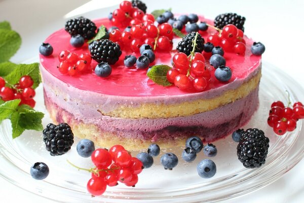 Gâteau lumineux avec des baies fraîches