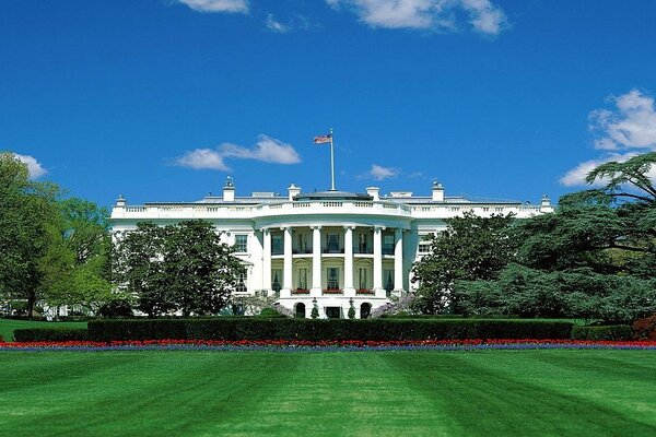 La casa blanca en el césped verde