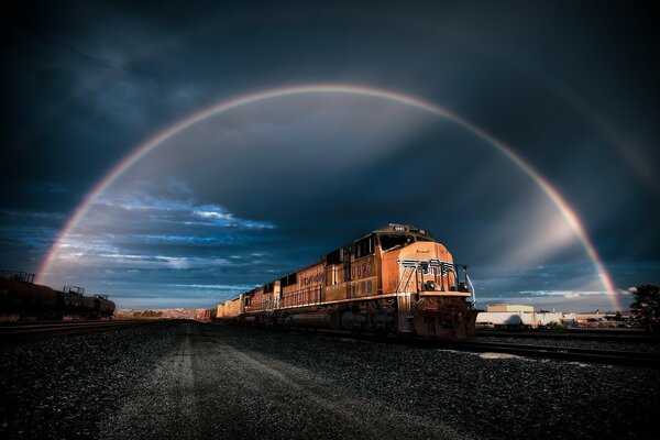 Regenbogen über der Eisenbahnlokomotive