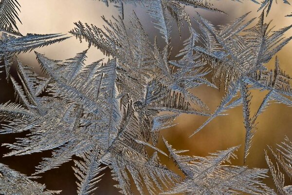 Motifs de Noël sur la fenêtre de glace