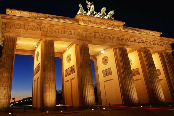 Ein berühmter architektonischer Bau im Licht der Laternen