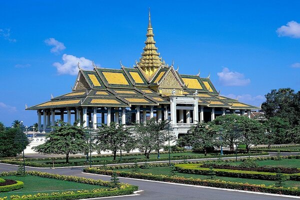 Templo antigo no parque de Verão