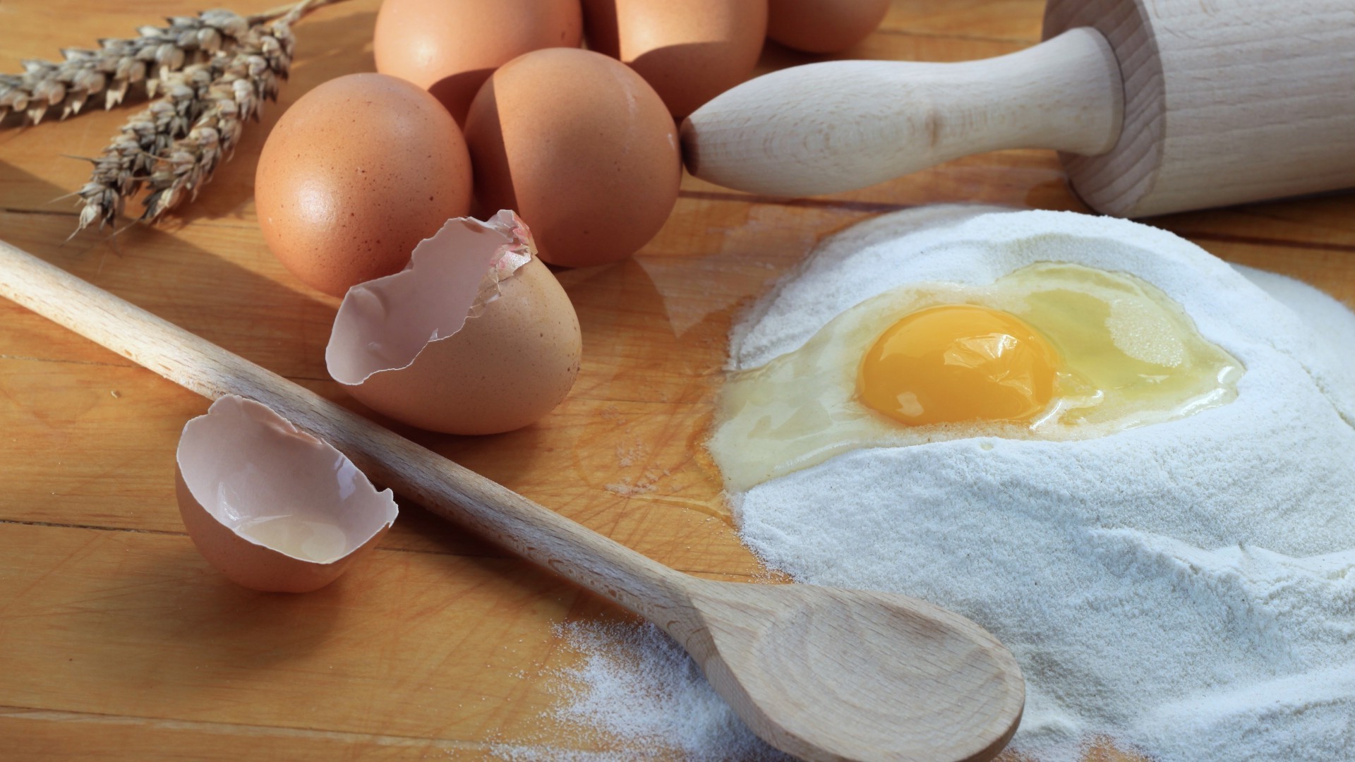 frühstück ei mehl kochen holz essen eigelb backen aus holz tabelle zutaten hausgemachte vorbereitung essen beute traditionelle rustikal cholesterin müsli