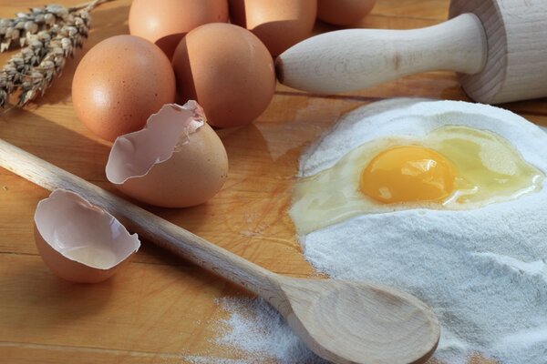 Cucinare piatti con farina e uova