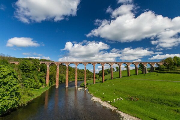 Eine ungewöhnliche Brücke für einen gewöhnlichen Fluss