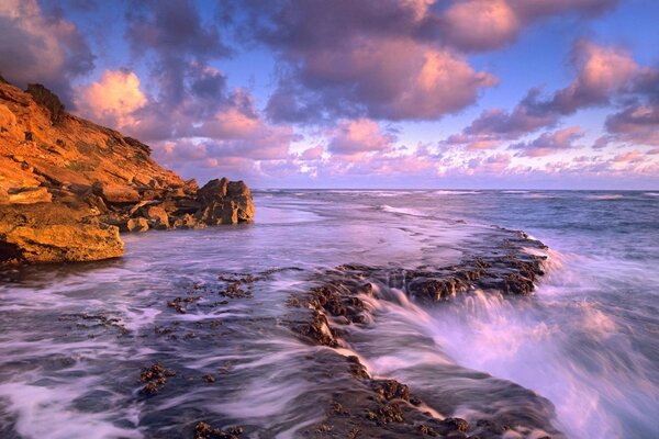 Las olas del mar golpean las rocas