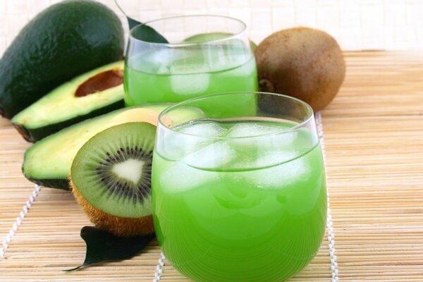 Juice and kiwi - a storehouse of vitamins for the whole day