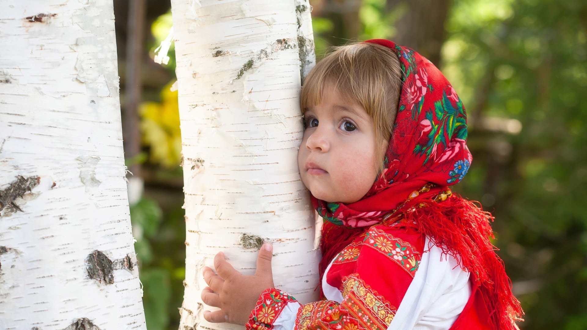 crianças na natureza criança ao ar livre retrato menina natureza fofa pequeno sozinho criança verão diversão parque bela