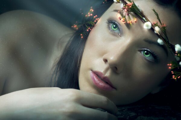 Belle fille aux yeux verts du monde fantastique