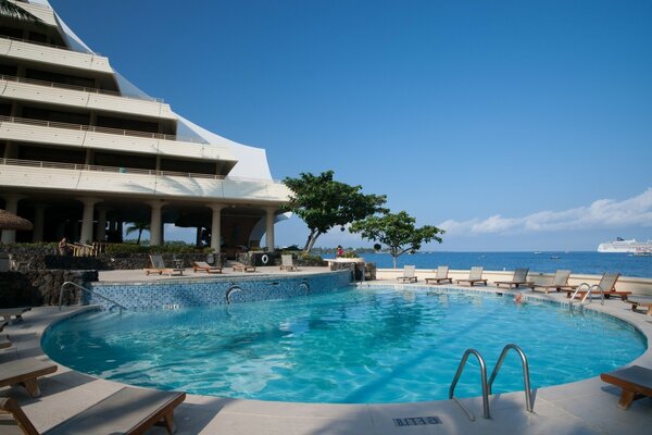 Gran piscina en el hotel