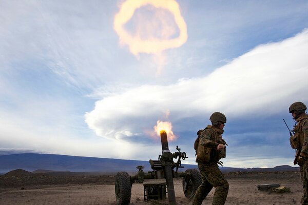 American soldiers learn to shoot at a firing range in the desert