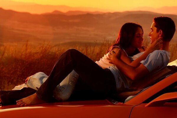 Pareja enamorada al atardecer en las montañas