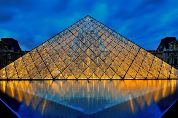 Die Pyramide leuchtet die Nacht durch Schönheit