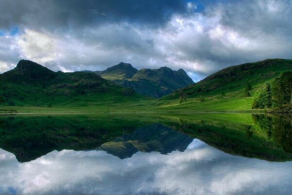 Les prairies vertes enveloppent le lac miroir