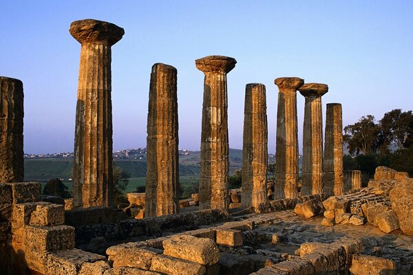 Ruinas antiguas contra el cielo púrpura