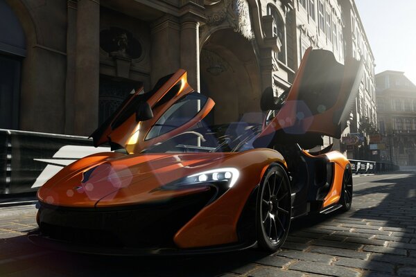 Voiture orange dans la ville