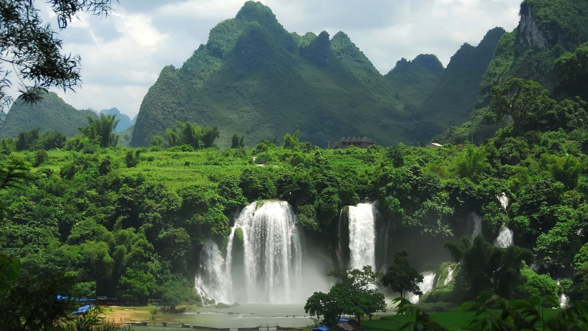 cascate cascata acqua natura legno viaggi albero fiume all aperto paesaggio montagna foresta pluviale roccia tropicale cascata scenic giungla estate lussureggiante flusso