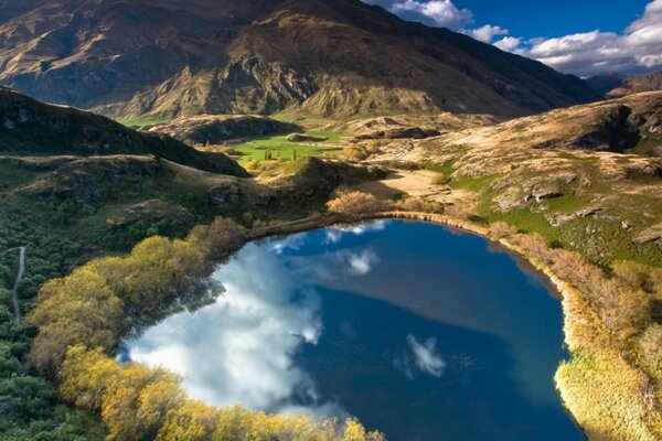 Un lago misterioso in una valle circondata da montagne