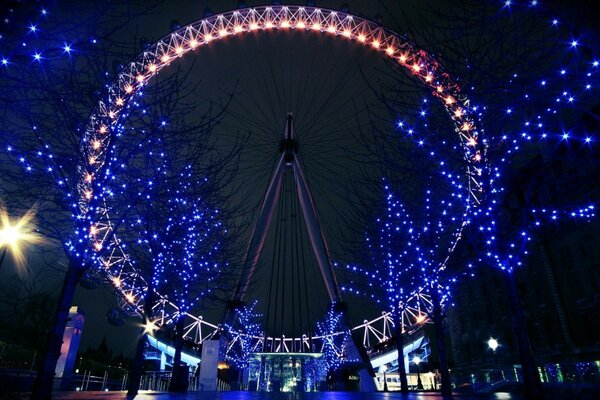 Ein Riesenrad mit Hintergrundbeleuchtung auf dem Hintergrund des Nachthimmels