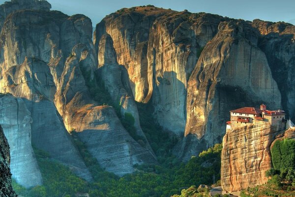 A small house on the edge of a canyon