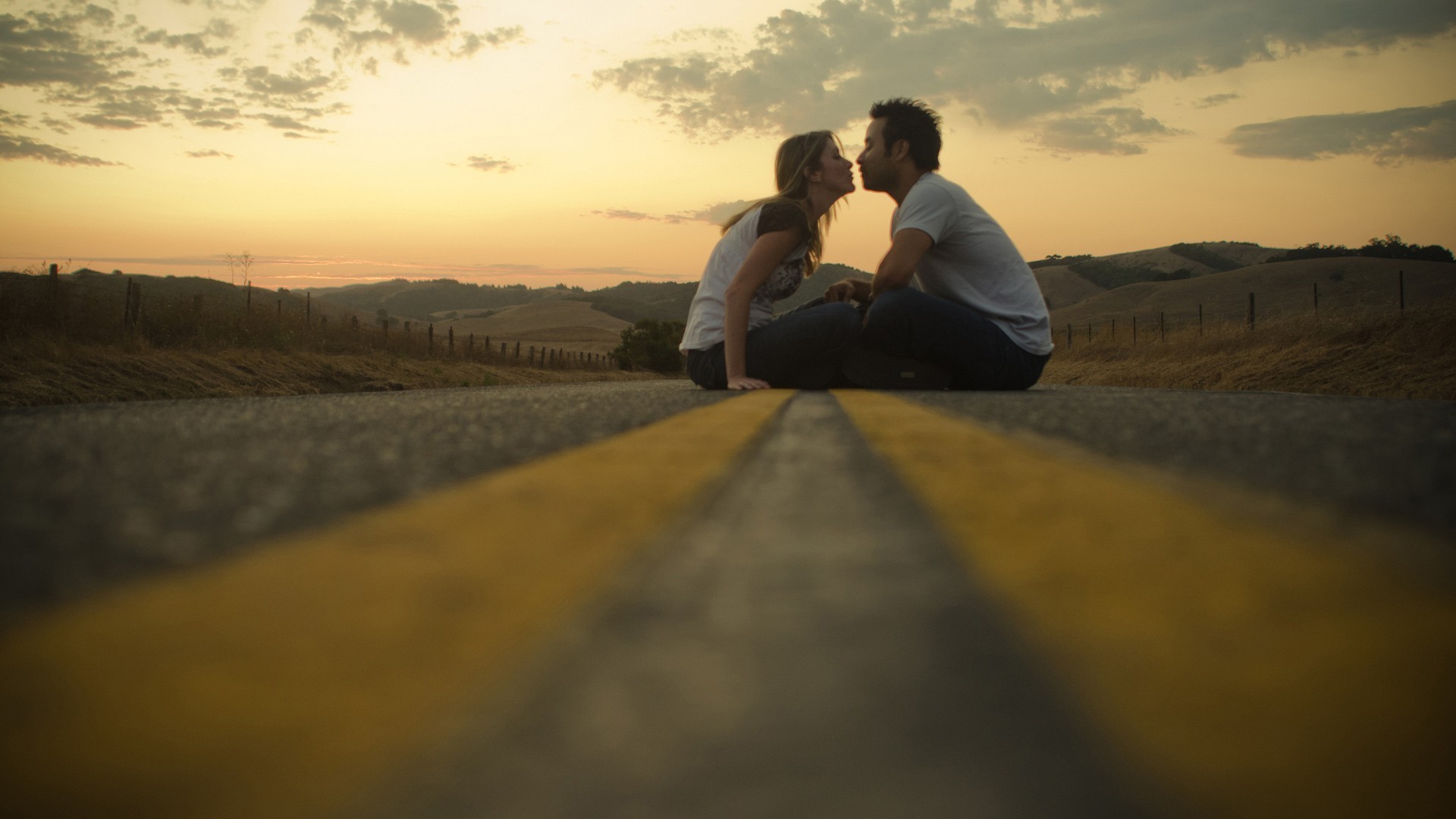 parejas de enamorados paisaje puesta de sol chica viajes adulto luz cielo noche carretera desenfoque agua playa amanecer lago mujer luz del día