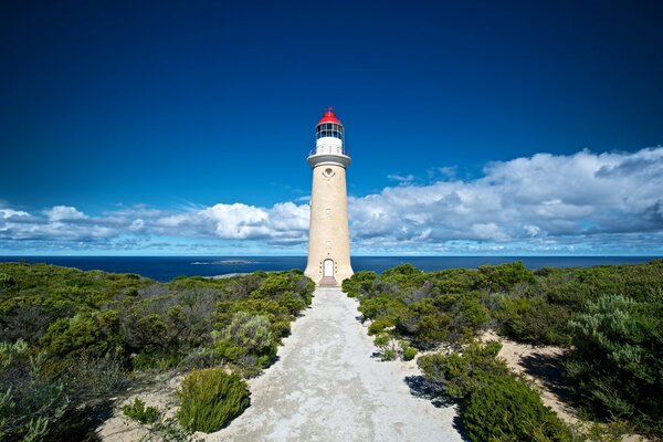 Nuageux calme le matin près du phare