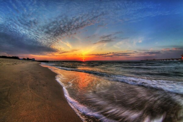 Schöner Sonnenuntergang am Meer