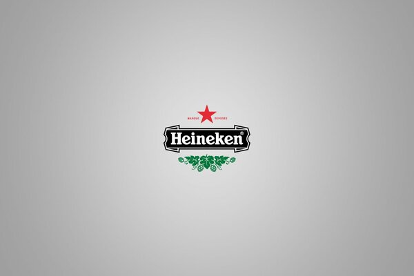 Logotipo de la cerveza sobre un fondo claro en el centro