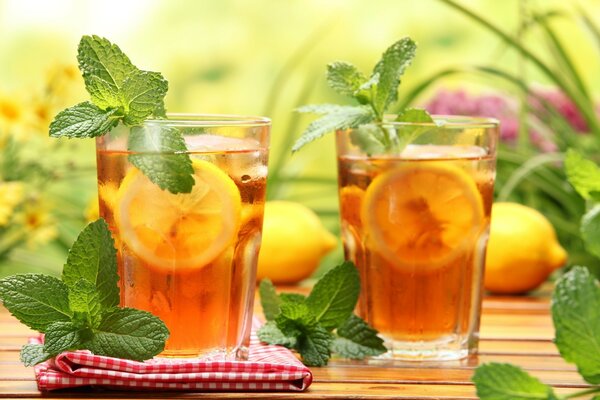 Two glasses of iced tea with mint and lemon