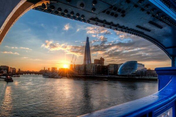 Hermosa arquitectura del puente sobre el río