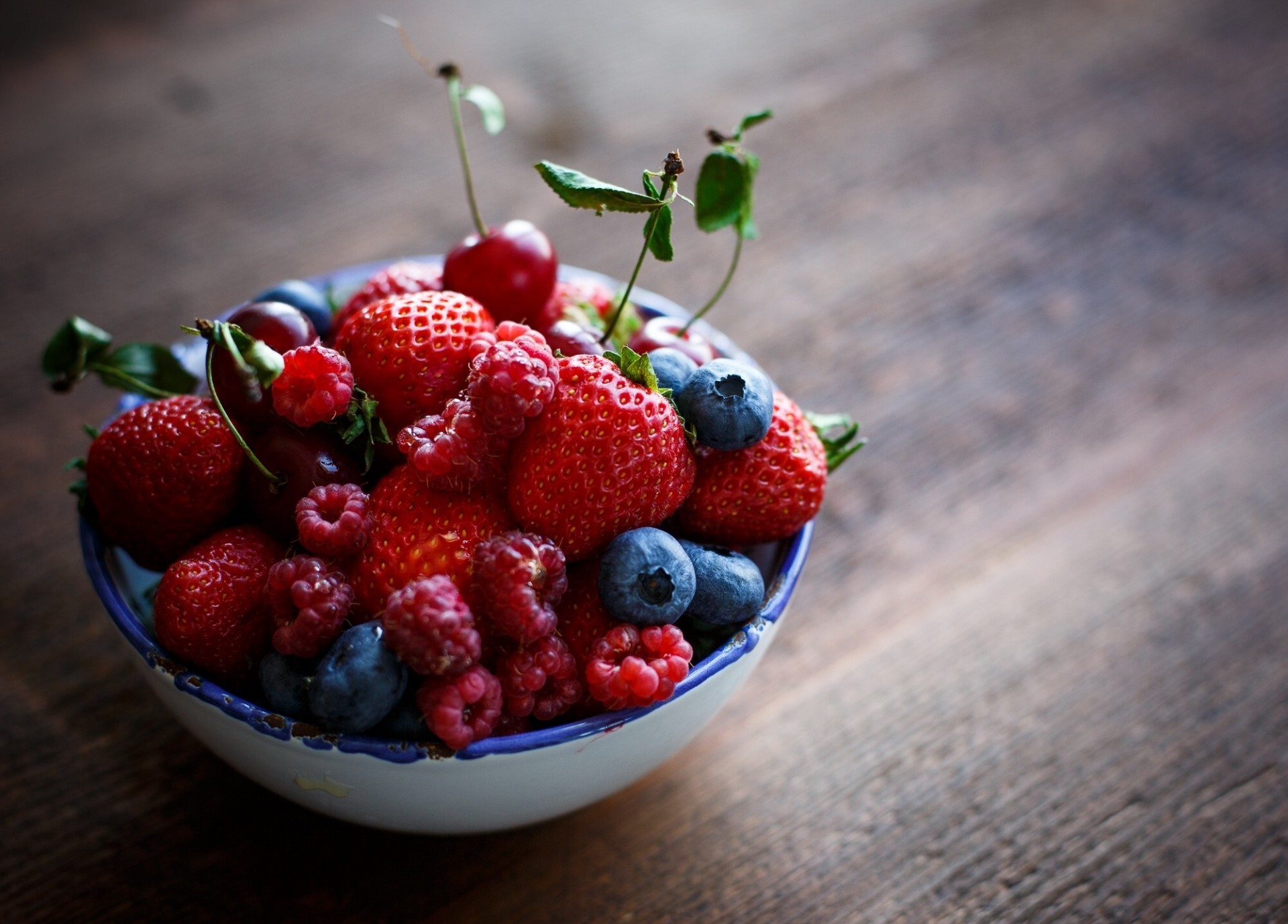 baies fruits alimentaire baie douce fraise en bonne santé juteuse bol délicieux grandir santé nutrition régime alimentaire nature morte délicieux confiserie rafraîchissement gros plan