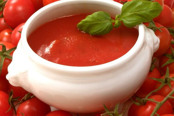 Sauce dans un plat sur des tomates rouges