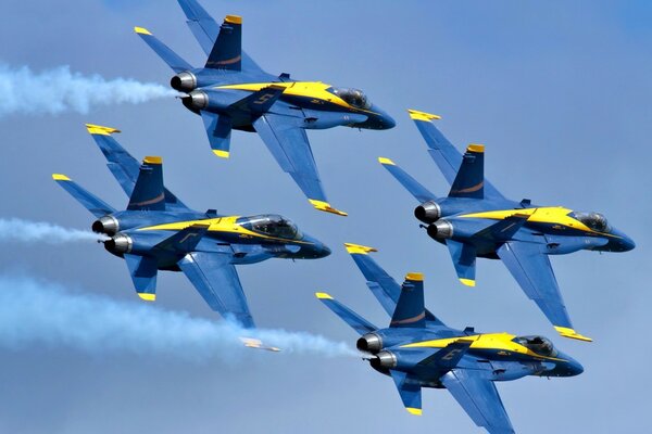 Aviões militares realizam acrobacias aéreas