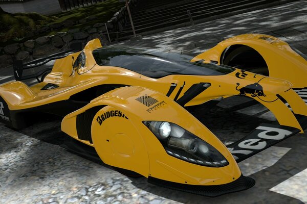 Coche de carreras amarillo en el fondo del anfiteatro en el juego de ordenador gran turismo