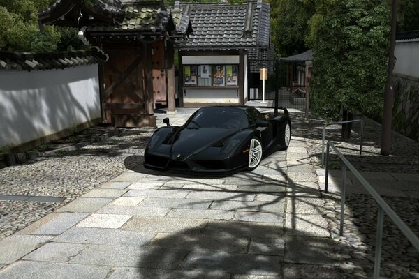 Coche de carreras negro en la acera