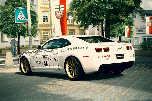 Voiture de course blanche camaro dans la rue