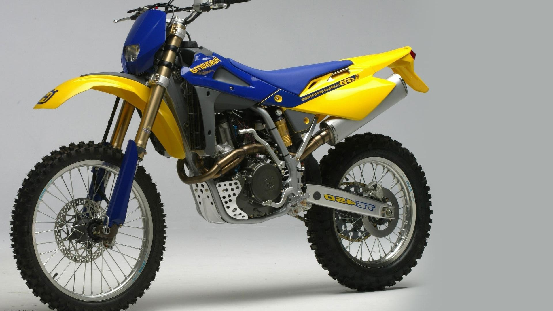 bicicleta deportiva bicicleta ruedas motocicleta automóvil motocross unidad carreras motociclista rápido prisa sistema de transporte paseo deporte competencia motor jinete velocidad sentado neumáticos